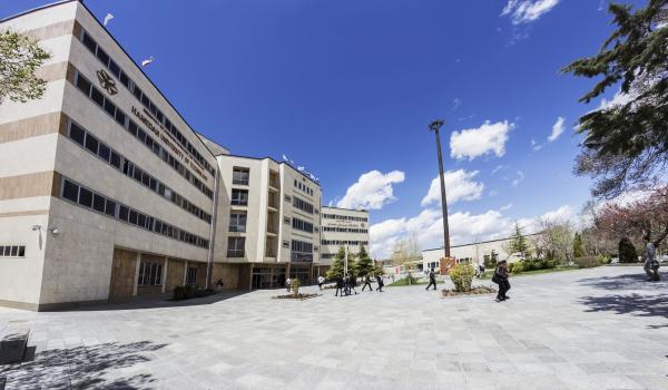 ساختمان اصلی دانشگاه صنعتی همدان