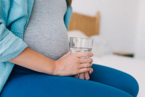 مصرف مایعات برای کاهش سردردهای دوران بارداری