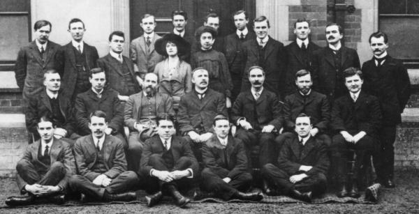 هنری موزلی در کنار سایر دانشمندان هم دوره اش