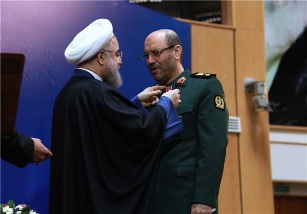اهدای مدال توسط حسن روحانی به سردار حسین دهقان