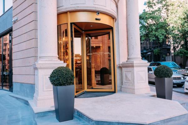 ورودی هتل گلدن پالاس، انتخاب هتل در ارمنستان