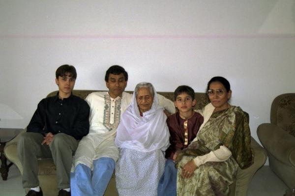 جاوید کریم در کنار خانواده بنگلادشی اش