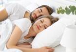 فواید خوابیدن در کنار همسر,خوابیدن کنار همسر چه فوایدی دارد
