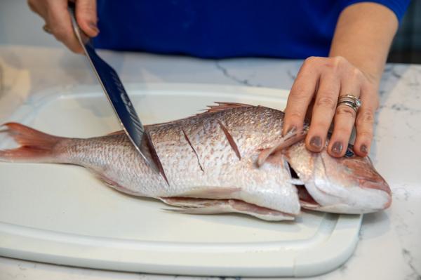روش تميز كردن ماهی قزل آلا,پاک کردن ماهی,از بین بردن بوی ماهی از دست