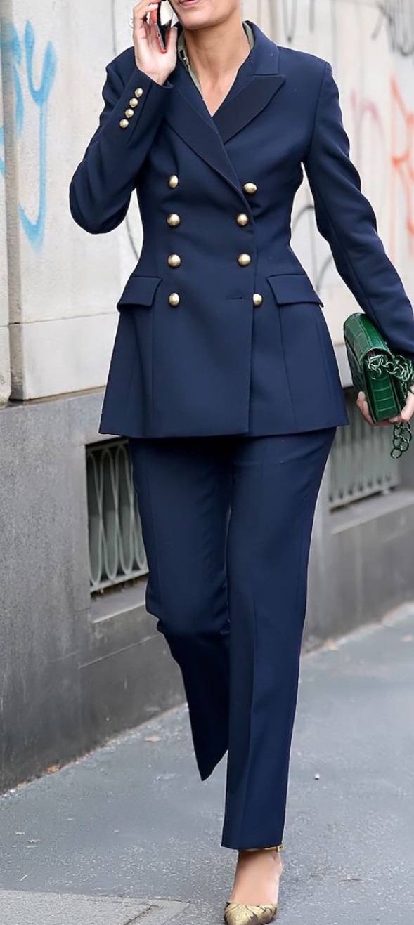 مدل کت و شلوار رسمی زنانه,مدل لباس رسمی؛ مانتو با دکمه های طلایی