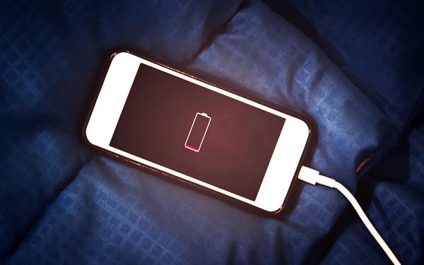 داغ شدن موبایل از دلایل کم شدن باتری گوشی هنگام شارژ