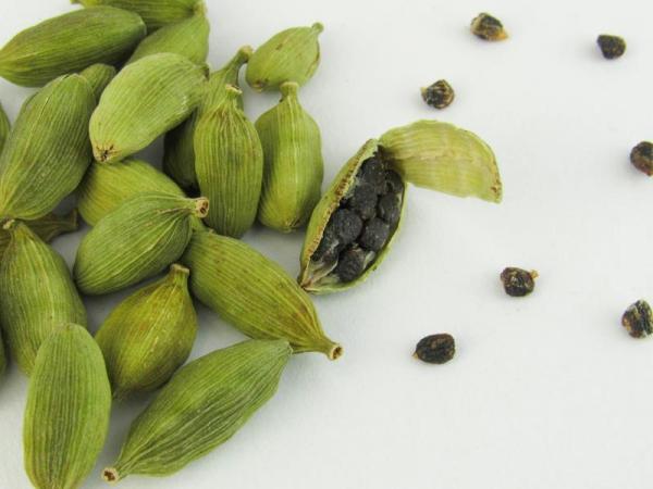 بررسی دانه‌های پر، یکدست و باکیفیت هل