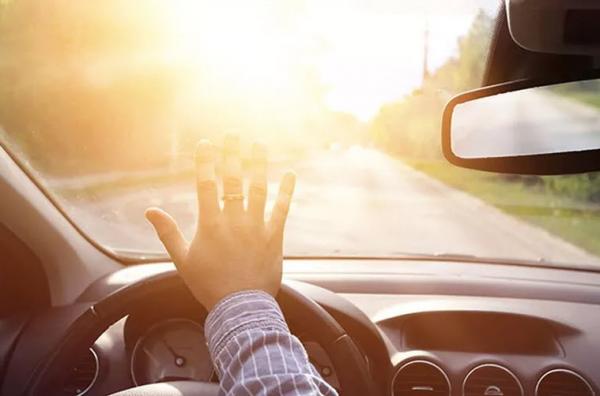 دلایل تابش نور از شیشه جلو خودرو,علت تابش شدید نور به شیشه جلو ماشین,علل تابش نور از شیشه جلو خودرو