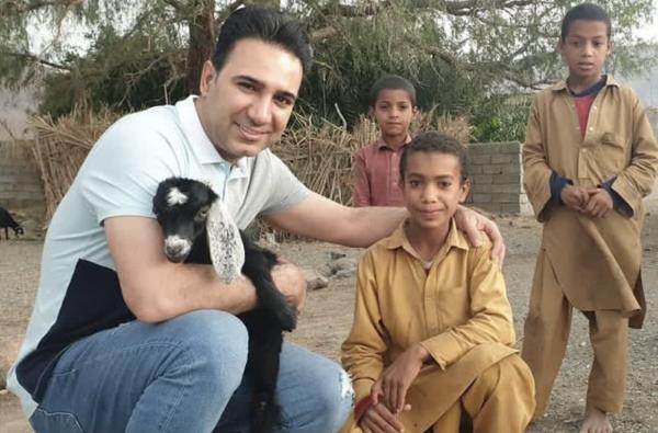شاهین صمدپور در کنار کودکان سیستان و بلوچستان