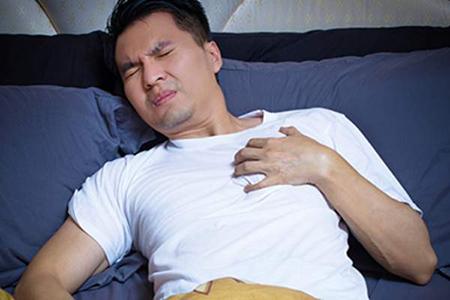 دلایل مختلف درد قفسه سینه هنگام خوابیدن,درد قفسه سینه,آنژین,علت بروزآنژین,دلایل ارتباط درد قفسه سینه با قلب