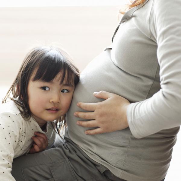 صحبت کردن با جنین داخل شکم,حرف زدن مادر با جنین,حرف زدن با جنین در دوران بارداری