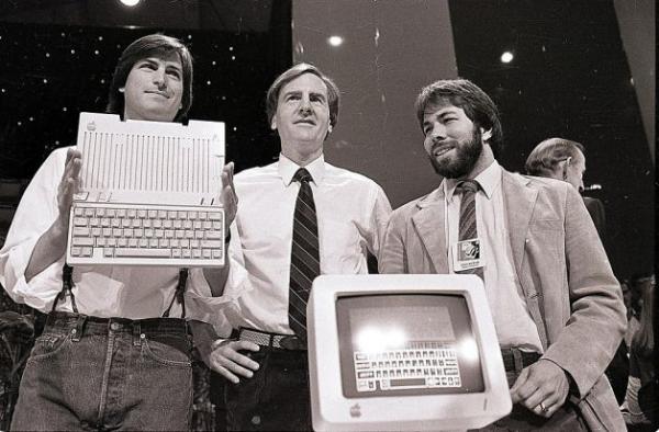 Stephen Wozniak next to Steve Jobs and the first Apple computer