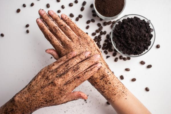 کاربرد تفاله های قهوه برای پوست
