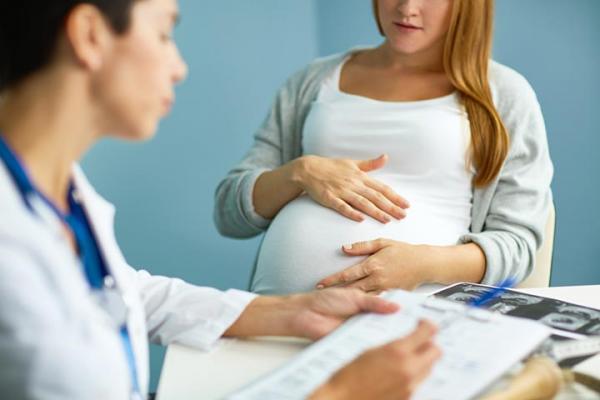 مراجعه به پزشک برای ترشحات واژن در دوران بارداری
