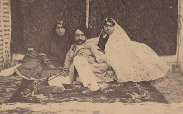 ناصرالدین شاه درکنار همسرانش، همسران ناصرالدین شاه